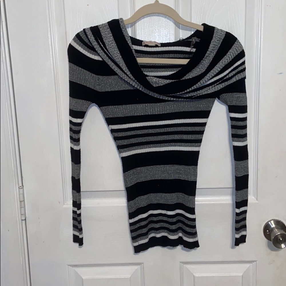 🤍4/$15 Off the shoulder long sleeve